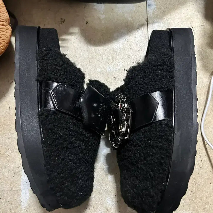 [BUNJANG] SUECOMMA BONNIE Polygon Buckle Sheepskin Mules Black / 슈콤마보니 폴리곤 버클 양털 뮬 블랙 365 235~240cm