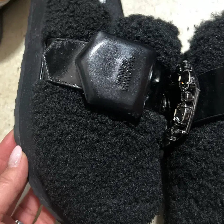 [BUNJANG] SUECOMMA BONNIE Polygon Buckle Sheepskin Mules Black / 슈콤마보니 폴리곤 버클 양털 뮬 블랙 365 235~240cm