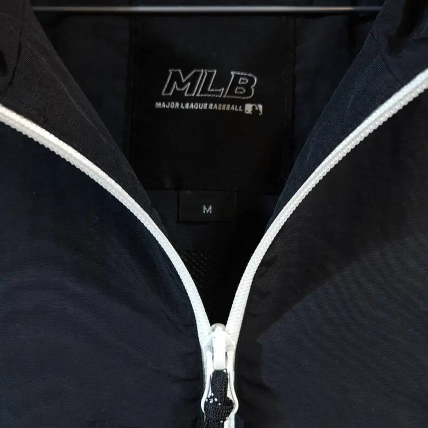 [BUNJANG] MLB New York Yankees Windbreaker Jacket Black / M/ MLB 엠엘비 씸볼 뉴욕양키스 바람막이자켓 블랙 2 /0220