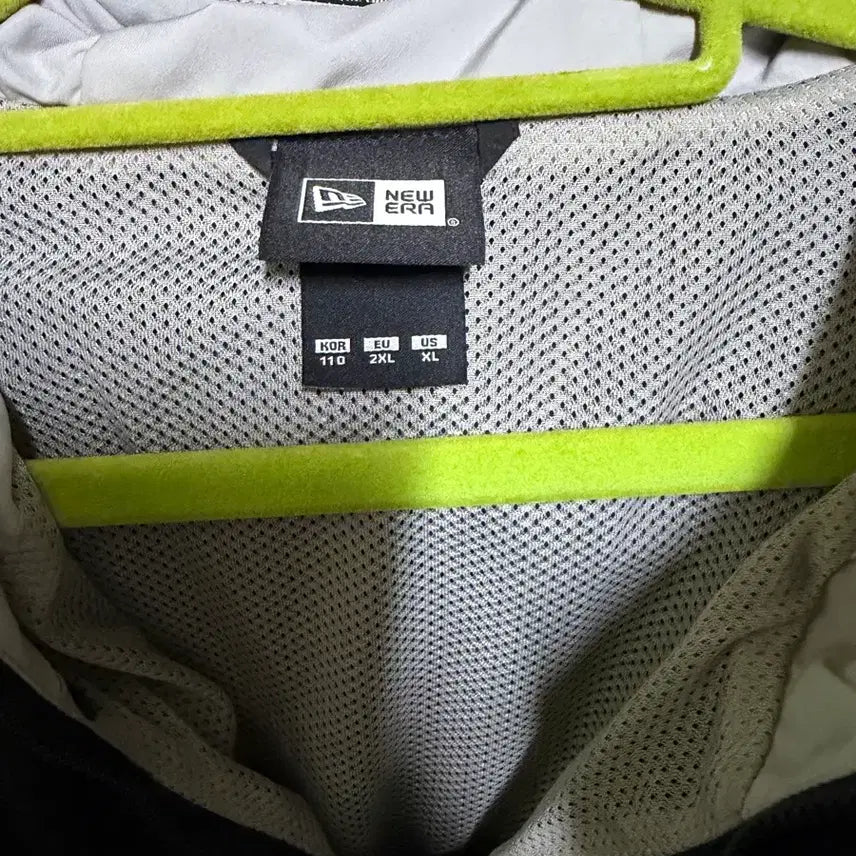 [BUNJANG] New Era Oakland Raiders Windbreaker Jacket / 뉴에라 오클랜드 레이더스 윈드 브레이커 아노락 재킷