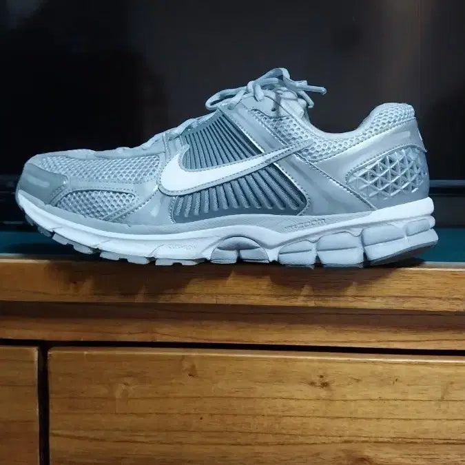 [BUNJANG] Nike Zoom Vomero 5 Sneakers / 나이키 정품 줌 보메로5. 운동화.290