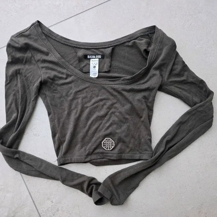 [BUNJANG] Bad Blood Earth Crop Long Sleeve XS - Khaki / 배드블러드 어스 크롭 긴팔 xs 카키