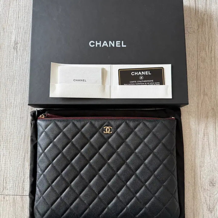 [BUNJANG] Chanel Classic Caviar Clutch New Medium (Gold Logo) / 샤넬 클래식 캐비어 클러치 블랙 뉴미듐 (금장로고)