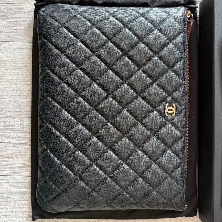 [BUNJANG] Chanel Classic Caviar Clutch New Medium (Gold Logo) / 샤넬 클래식 캐비어 클러치 블랙 뉴미듐 (금장로고)