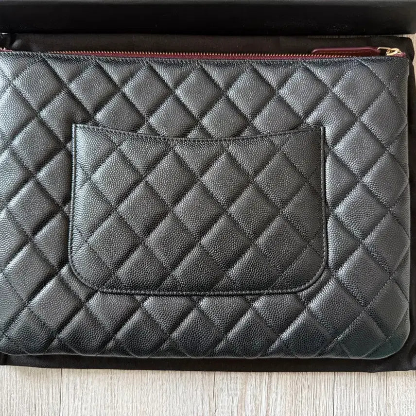 [BUNJANG] Chanel Classic Caviar Clutch New Medium (Gold Logo) / 샤넬 클래식 캐비어 클러치 블랙 뉴미듐 (금장로고)