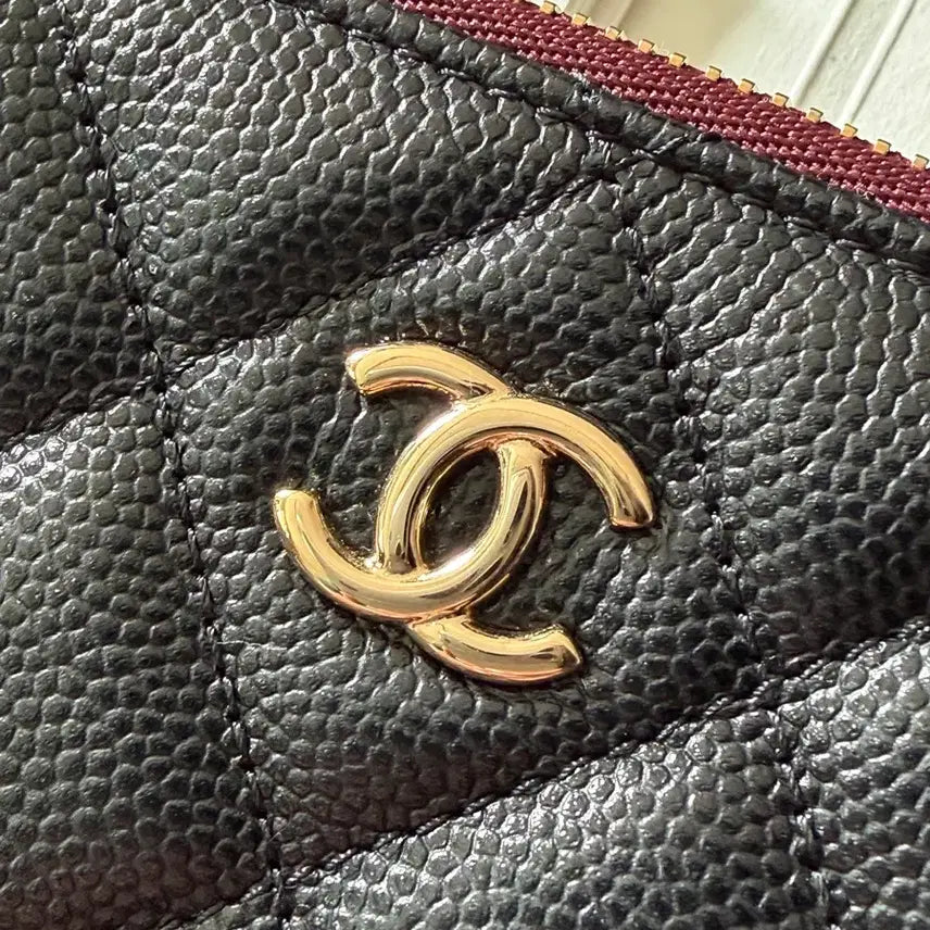 [BUNJANG] Chanel Classic Caviar Clutch New Medium (Gold Logo) / 샤넬 클래식 캐비어 클러치 블랙 뉴미듐 (금장로고)