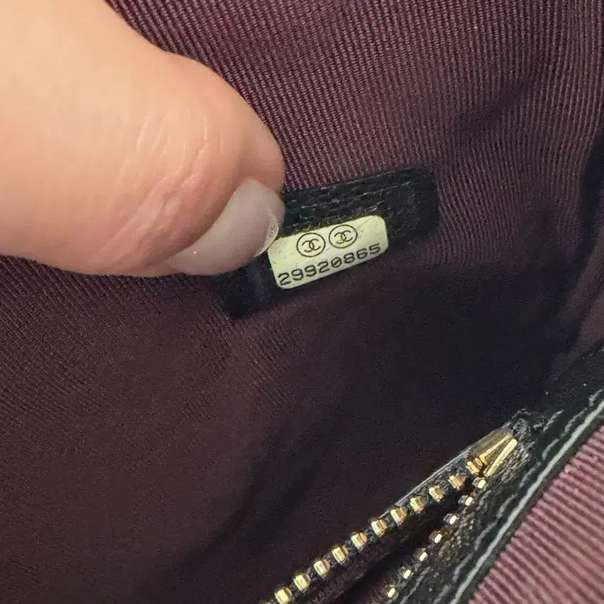 [BUNJANG] Chanel Classic Caviar Clutch New Medium (Gold Logo) / 샤넬 클래식 캐비어 클러치 블랙 뉴미듐 (금장로고)