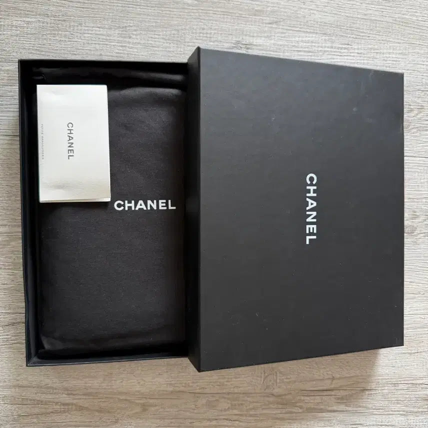 [BUNJANG] Chanel Classic Caviar Clutch New Medium (Gold Logo) / 샤넬 클래식 캐비어 클러치 블랙 뉴미듐 (금장로고)