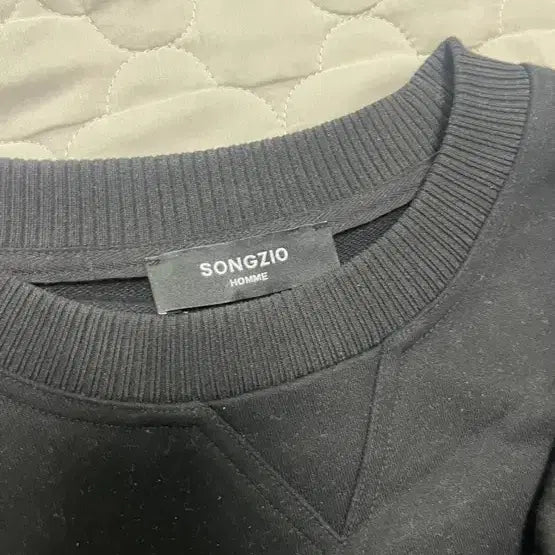 [BUNJANG] 송지오옴므 23FW 어깨절개 맨투맨 / 송지오옴므 23FW 어깨절개 맨투맨