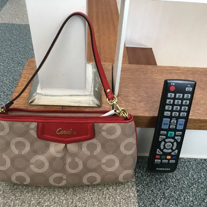 [BUNJANG] Coach Ashley Polka Dot Op Art Large Wristlet Wallet Khaki Cherry Bag / 코치 여성 클러치 백 / 손목 숄더백 [새상품]
