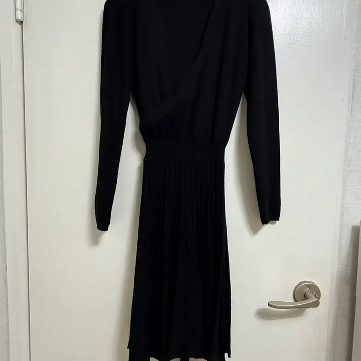 [BUNJANG] Black V-Neck Knit Midi Dress / 블랙 브이넥 니트 원피스
