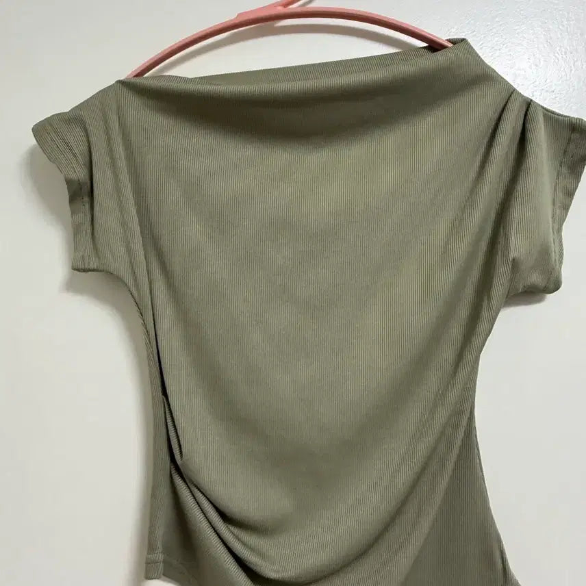 [SOLD OUT] 카키색 반팔 살짝 오프숄더 셔링 티셔츠