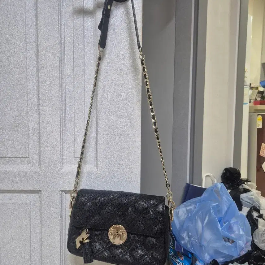 [BUNJANG] Metrocity Quilted Chain Crossbody Bag Black / 메트로시티 퀼팅 체인 크로스백 블랙