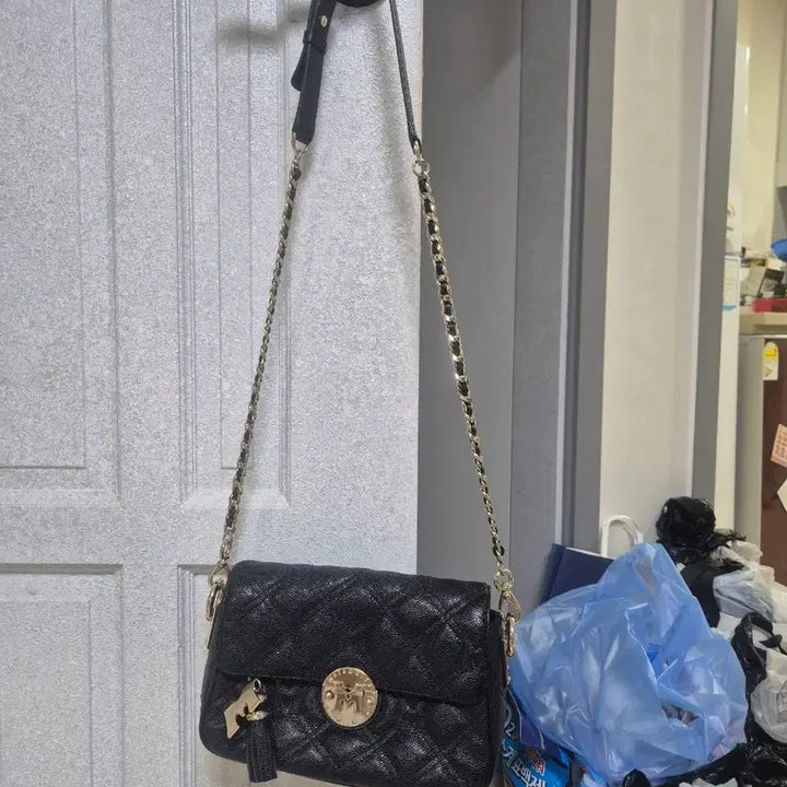 [BUNJANG] Metrocity Quilted Chain Crossbody Bag Black / 메트로시티 퀼팅 체인 크로스백 블랙