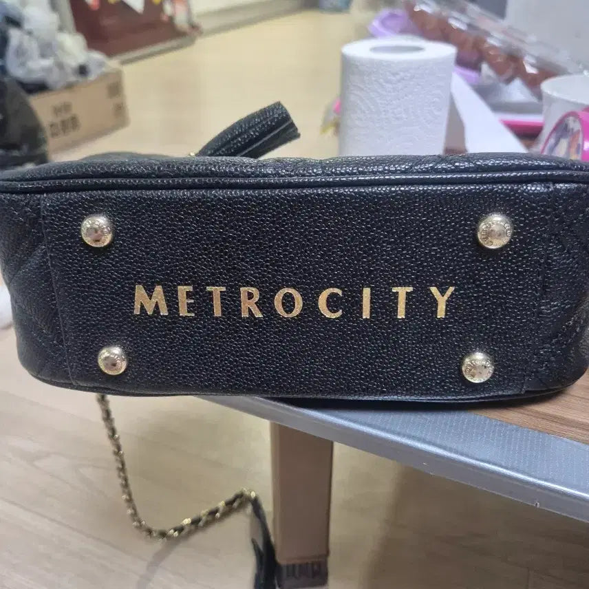 [BUNJANG] Metrocity Quilted Chain Crossbody Bag Black / 메트로시티 퀼팅 체인 크로스백 블랙