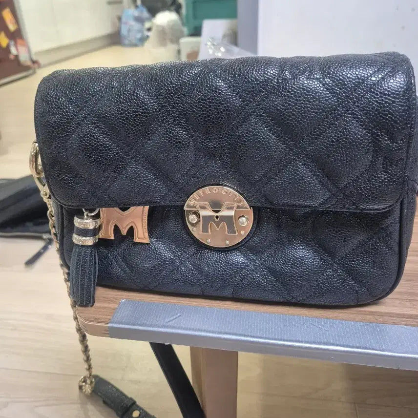 [BUNJANG] Metrocity Quilted Chain Crossbody Bag Black / 메트로시티 퀼팅 체인 크로스백 블랙