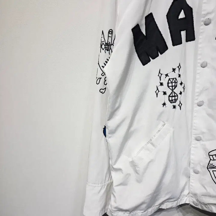 [BUNJANG] Graphiste Man.G White Embroidered Graphic Coach Jacket / Graphiste Man.G (만지) 화이트 자수 그래픽 코치 자켓