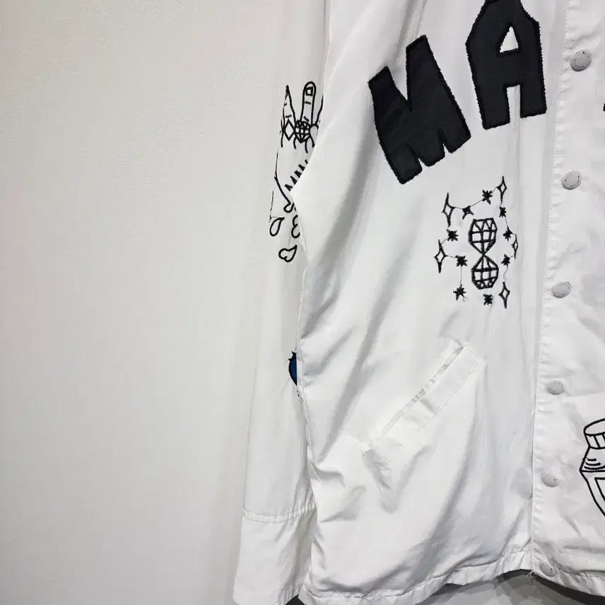 [BUNJANG] Graphiste Man.G White Embroidered Graphic Coach Jacket / Graphiste Man.G (만지) 화이트 자수 그래픽 코치 자켓