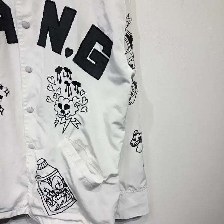 [BUNJANG] Graphiste Man.G White Embroidered Graphic Coach Jacket / Graphiste Man.G (만지) 화이트 자수 그래픽 코치 자켓