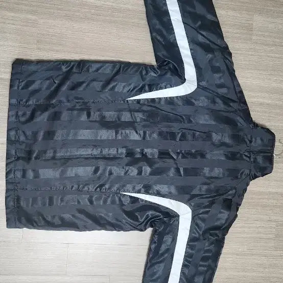 [BUNJANG] Nike Black Stripe Retro Windbreaker (Size 90) / 나이키 블랙 스트라이프 패딩 레트로 바람막이size90