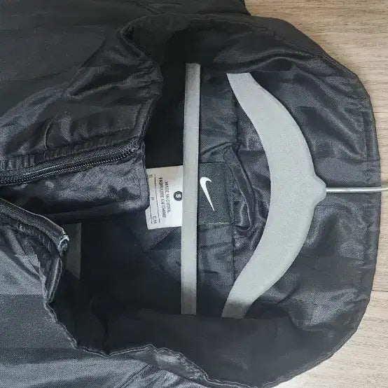 [BUNJANG] Nike Black Stripe Retro Windbreaker Size 90 / 나이키 블랙 스트라이프 패딩 레트로 바람막이size90