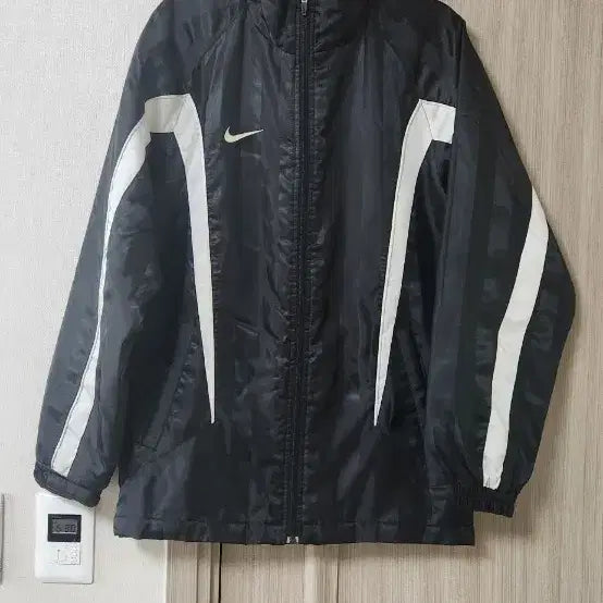 [BUNJANG] Nike Black Stripe Retro Windbreaker (Size 90) / 나이키 블랙 스트라이프 패딩 레트로 바람막이size90