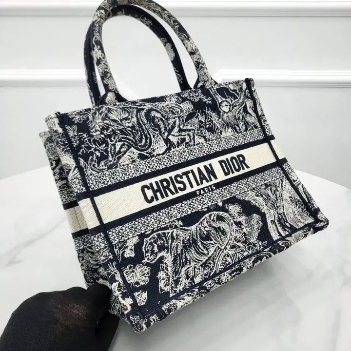 [SOLD OUT] 디올 트왈드 주이 북토트 스몰 M1265ZRGO