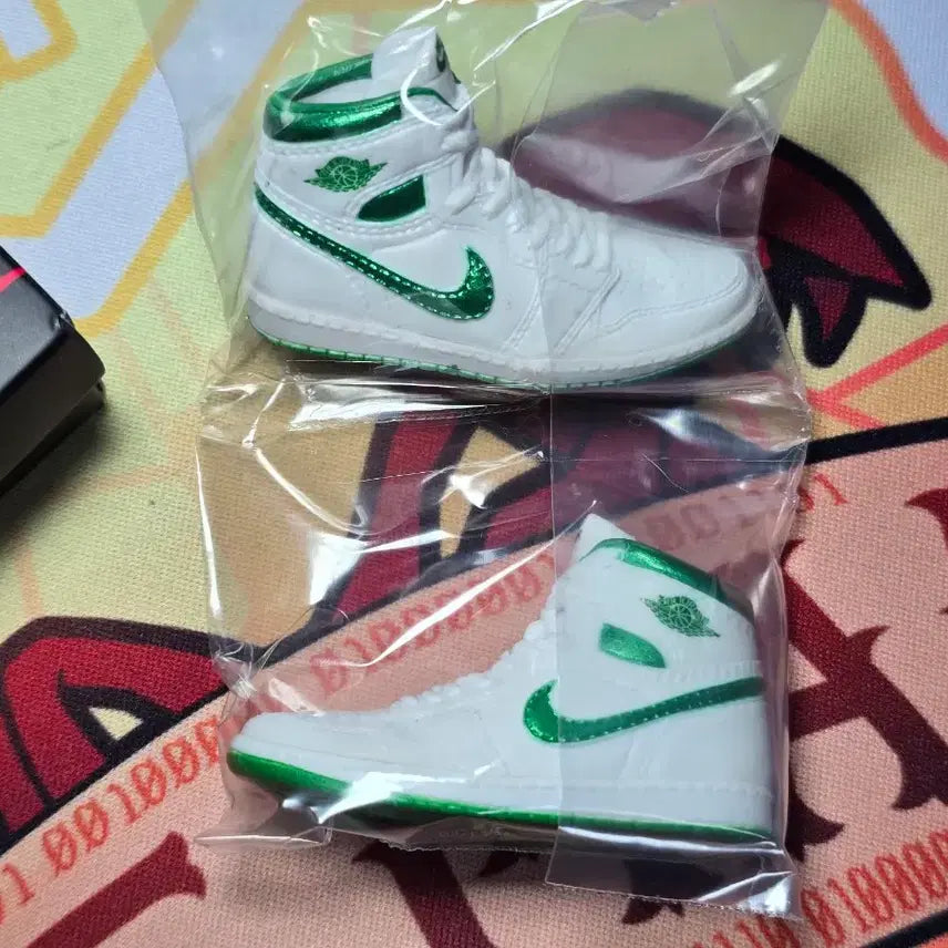 [BUNJANG] Bandai Jordan 1 Metallic Green Miniature Figure / 반다이 조던 1 미니어처 메탈릭 그린 가챠 가샤폰