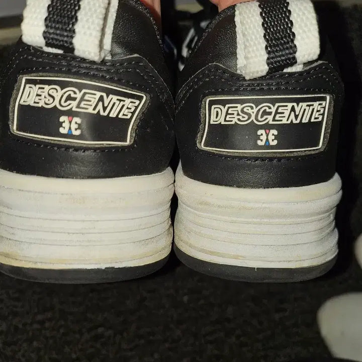 [BUNJANG] Descente Sneakers / 데상트 블랙 스니커즈 운동화