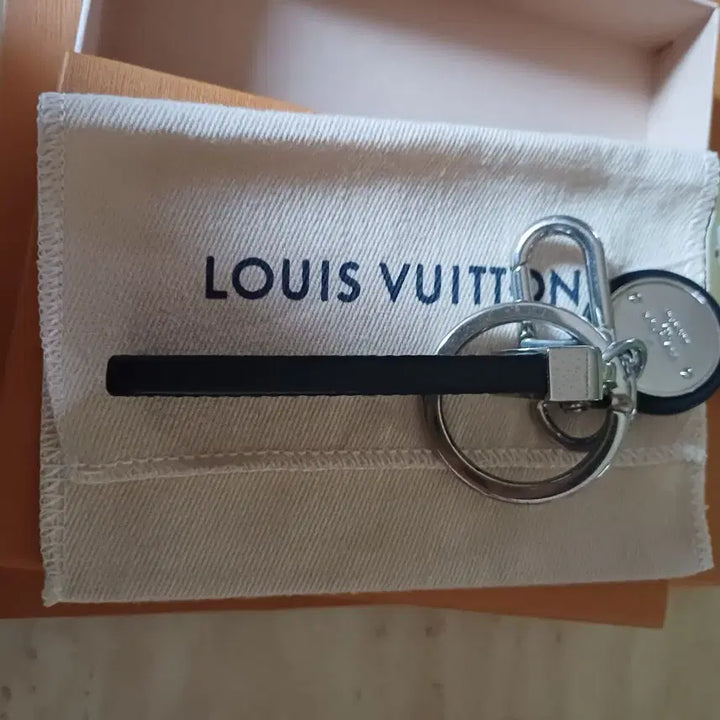 [BUNJANG] Louis Vuitton Leather Keyring / 루이비통 블랙 가죽 키링