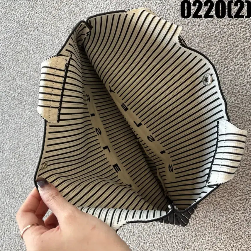 [BUNJANG] Black Stripe Tote Bag / 시슬리 블랙 스트라이프 토트백