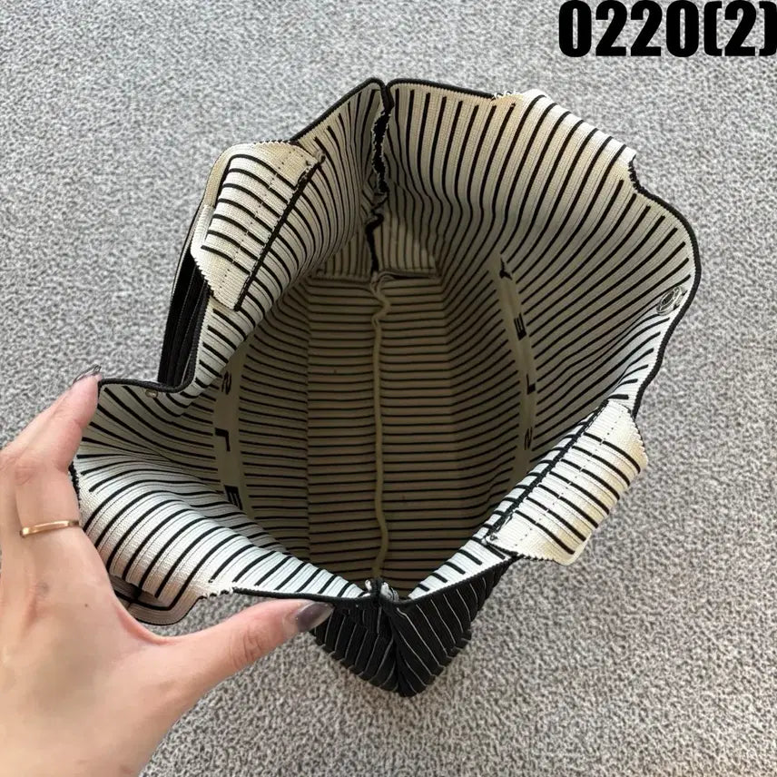 [BUNJANG] Black Stripe Tote Bag / 시슬리 블랙 스트라이프 토트백
