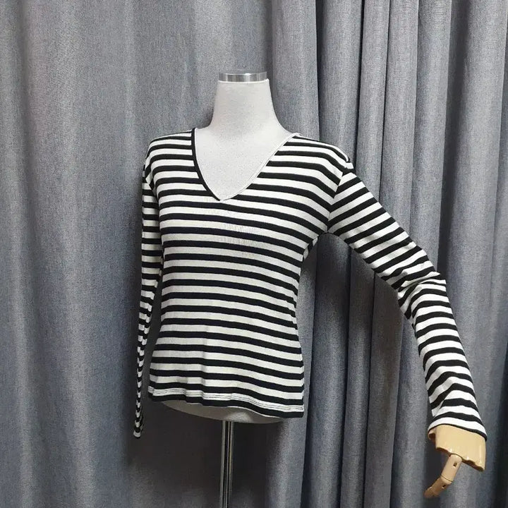 [BUNJANG] V-Neck Your Stripe T-shirt / 브이넥 유어 스트라이프 티셔츠