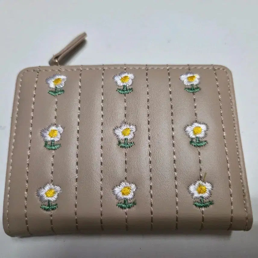 [BUNJANG] Daisy Embroidered Beige Wallet / 데이지 자수 반지갑 베이지색
