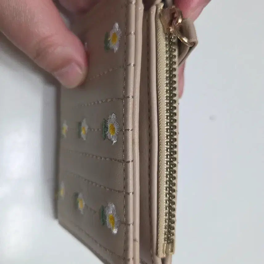 [BUNJANG] Daisy Embroidered Beige Wallet / 데이지 자수 반지갑 베이지색