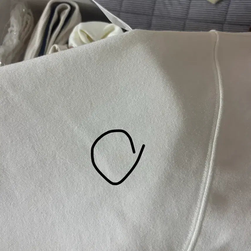 [BUNJANG] Physical Department Strawberry Sweatshirt Ivory / 피지컬 디파트먼트 스트로베리 스웨트셔츠 아이보리