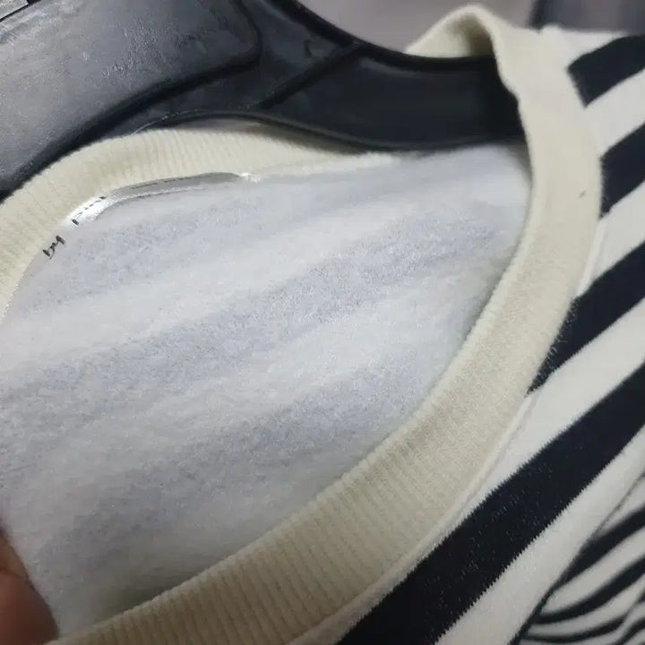 [BUNJANG] Striped Sweatshirt / 기모 스트라이프 맨투맨