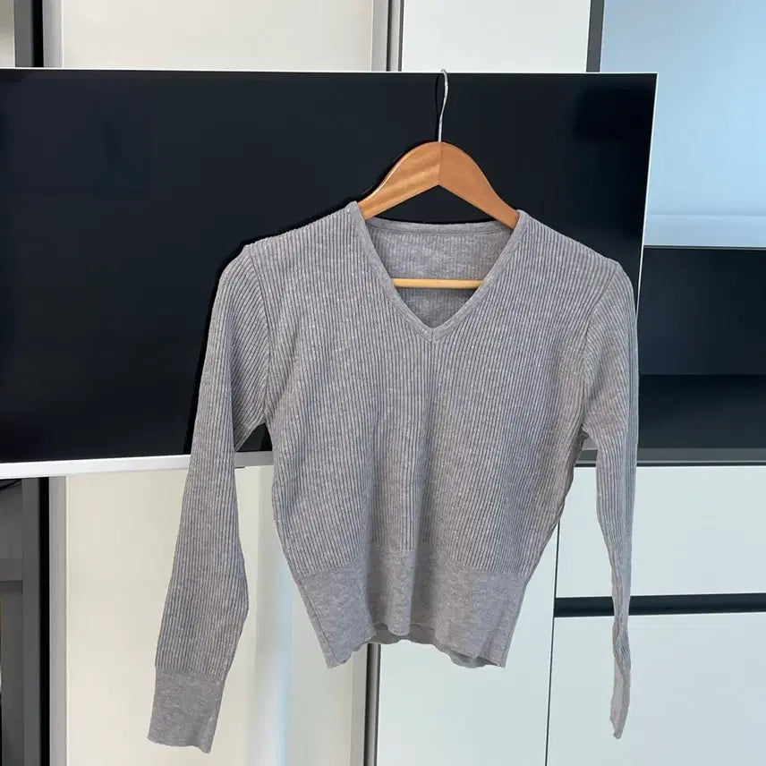 [BUNJANG] V-Neck Ribbed Knit Top / 새상품 브이넥 쫀쫀 니트