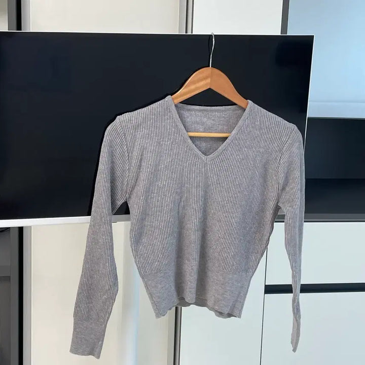 [BUNJANG] V-Neck Ribbed Knit Top / 새상품 브이넥 쫀쫀 니트