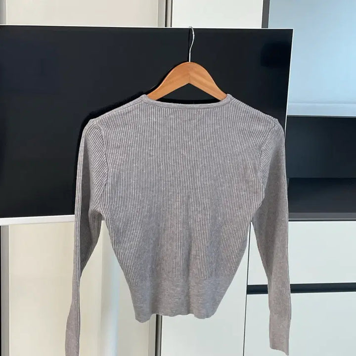 [BUNJANG] V-Neck Ribbed Knit Top / 새상품 브이넥 쫀쫀 니트
