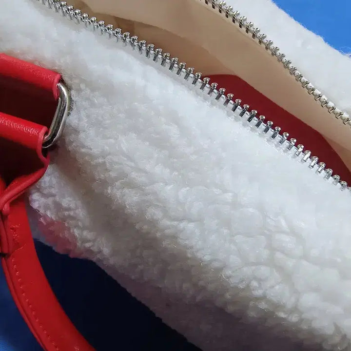 [BUNJANG] Sanrio Hello Kitty Pompom Bag / 산리오 헬로키티 뽀글이 가방