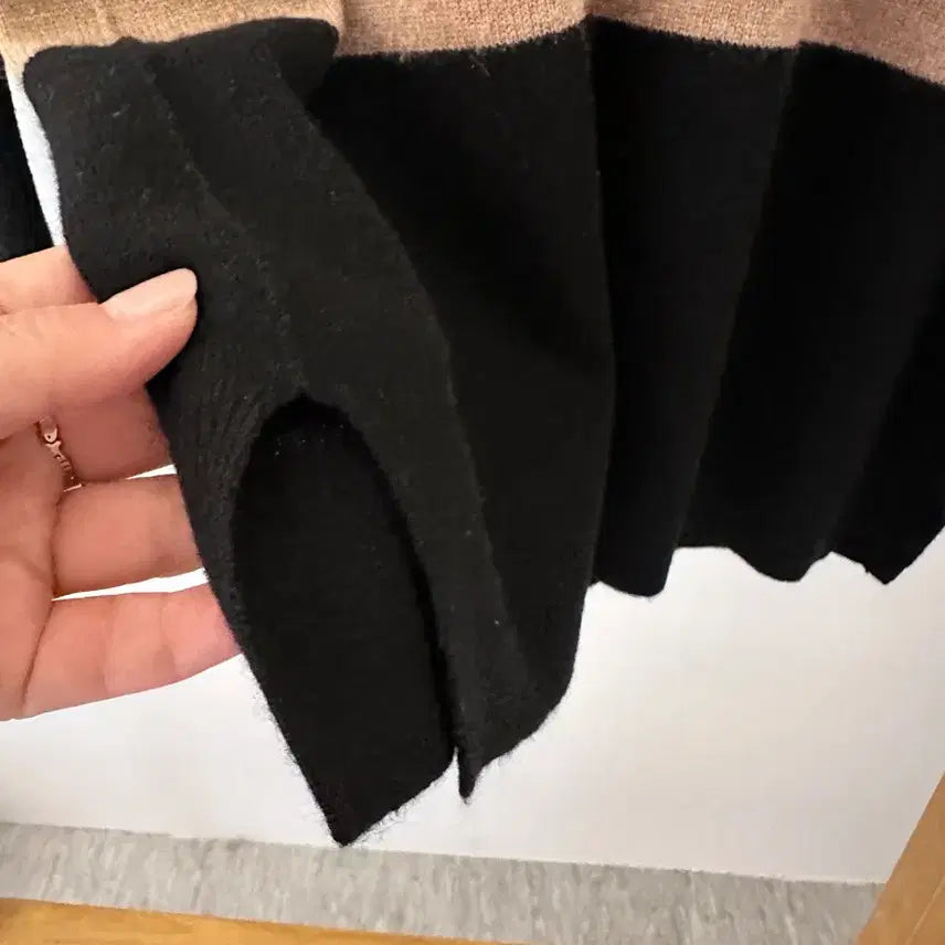 [BUNJANG] Club Monaco Cashmere Sweater (Beige/Black, Size S) / 클럽모나코 캐시미어100 스웨터 베이지/블랙(사이즈S)