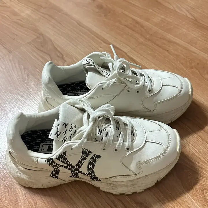 [BUNJANG] MLB NY Monogram Chunky Sneakers (240) / MLB 빅볼 청키 모노 LT NY 운동화 240