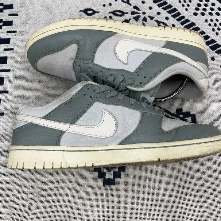[BUNJANG] Nike Dunk Low Retro Premium Mica Green Sneakers (275) / 나이키 덩크 로우 레트로 프리미엄 미카 그린 스니커즈 275 E02200