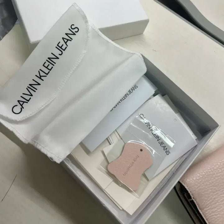 [BUNJANG] Calvin Klein Pink Bifold Wallet / 캘빈클라인 반지갑 핑크 사용감 있음