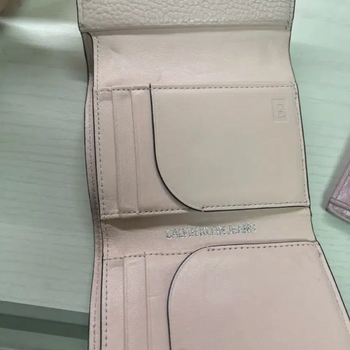 [BUNJANG] Calvin Klein Pink Bifold Wallet / 캘빈클라인 반지갑 핑크 사용감 있음