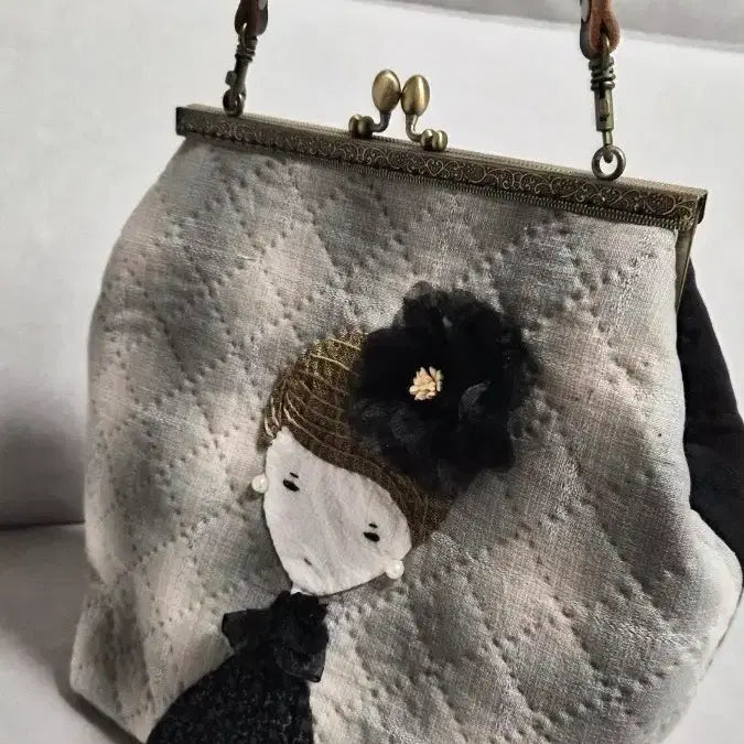 [SOLD OUT] 퀼팅 자수 여성 가방 앤틱 스타일