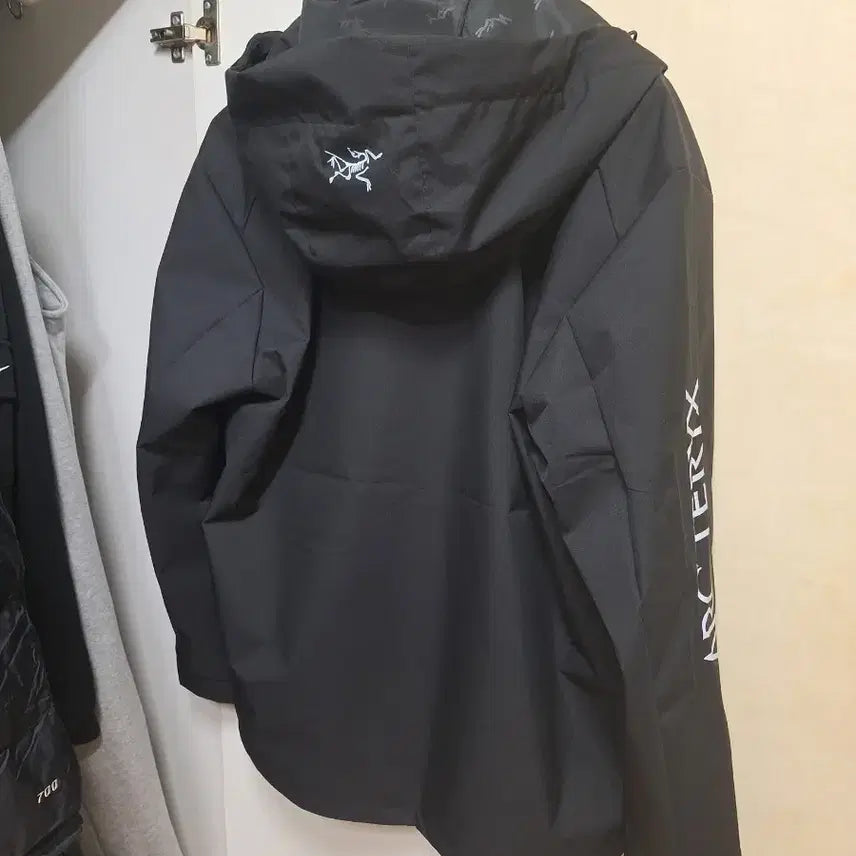 [BUNJANG] Arc'teryx Black Windbreaker Hooded Jacket (New) / 아크테릭스 블랙 바람막이 후드 자켓 새상품 급