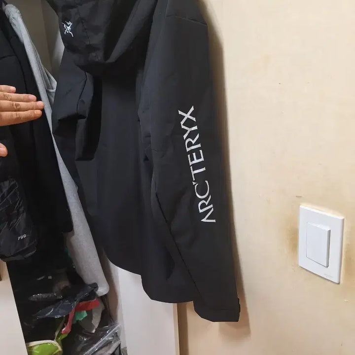 [BUNJANG] Arc'teryx Black Windbreaker Hooded Jacket (New) / 아크테릭스 블랙 바람막이 후드 자켓 새상품 급