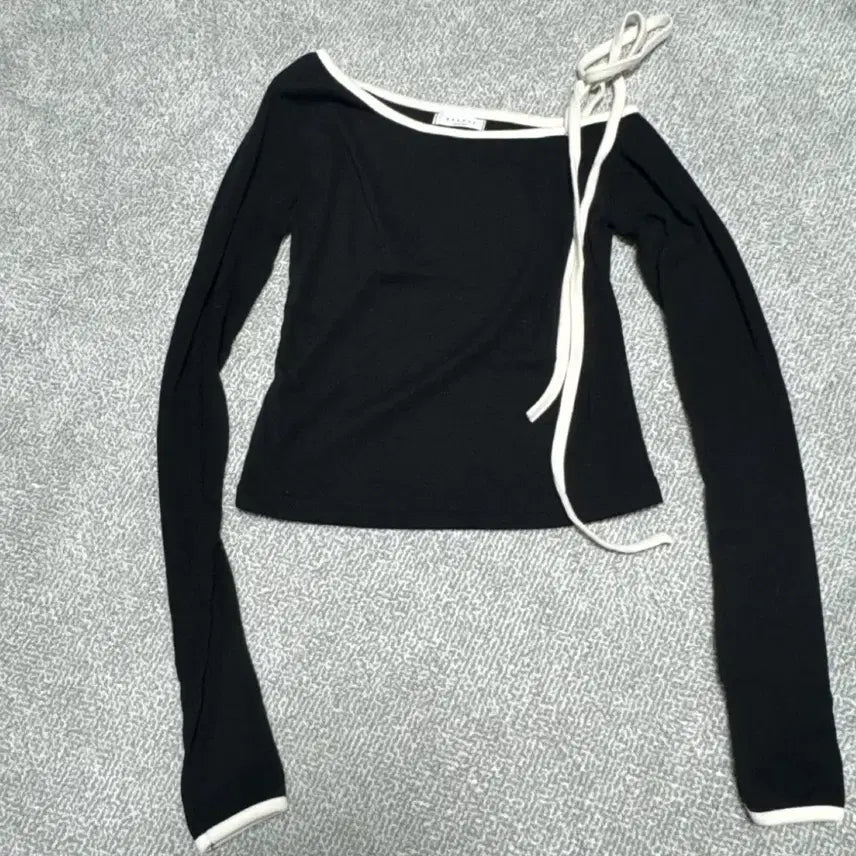 [BUNJANG] Open Shoulder Ribbon Top / 오픈숄더 리본 딱붙티 새상품